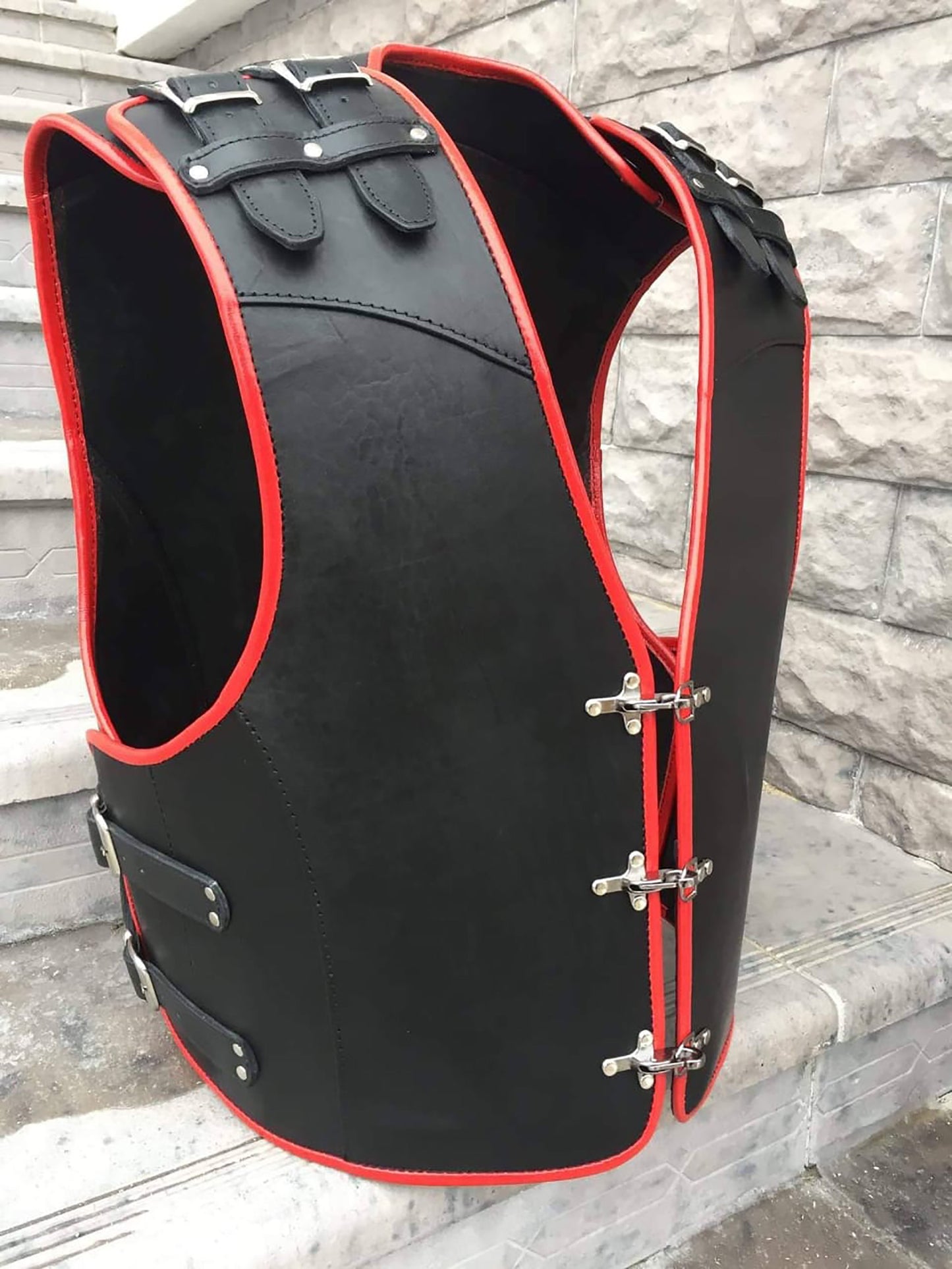 Men’s Real Cowhide Leather Bikers Vest Thick Leather Buckle Closure Bikers Vest with Red Piping