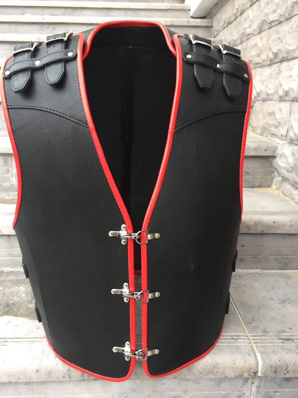 Men’s Real Cowhide Leather Bikers Vest Thick Leather Buckle Closure Bikers Vest with Red Piping