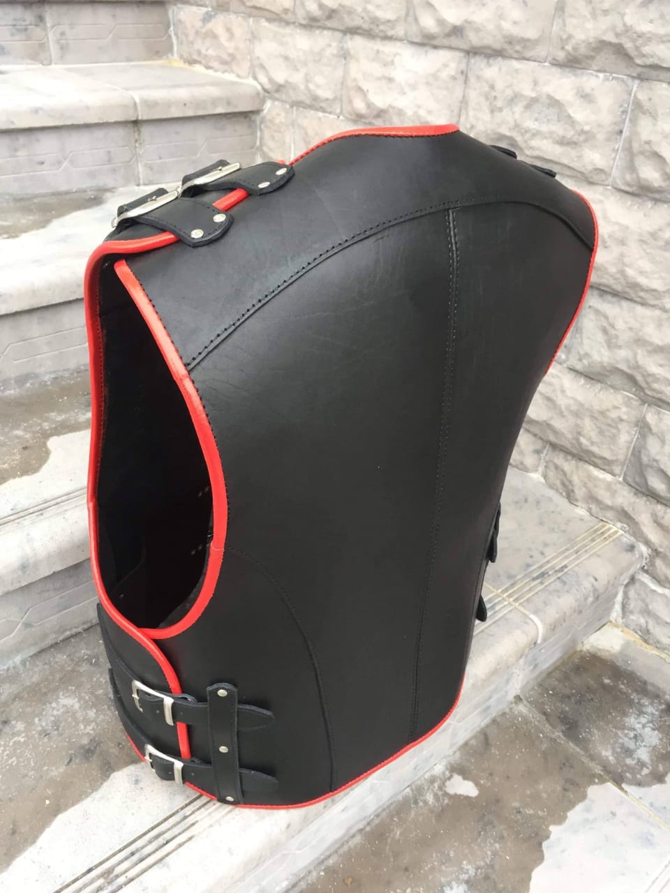 Men’s Real Cowhide Leather Bikers Vest Thick Leather Buckle Closure Bikers Vest with Red Piping
